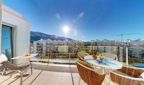 Atico Buen Vivir con gran terraza y vistas espectaculares en Marina Real II Denia by Family Homes Rentals