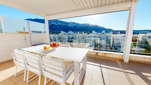 Atico Buen Vivir con gran terraza y vistas espectaculares en Marina Real II Denia by Family Homes Rentals