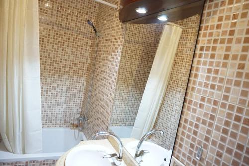 Ένα μπάνιο στο New Saint Catherine Hotel