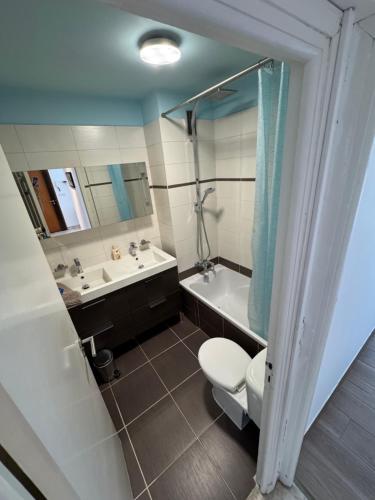 une salle de bain avec toilettes, baignoire et lavabo dans l'établissement Les Jardin de la mer, à Antibes