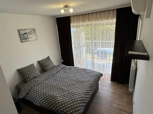 une chambre avec un lit et une porte coulissante en verre dans l'établissement Les Jardin de la mer, à Antibes