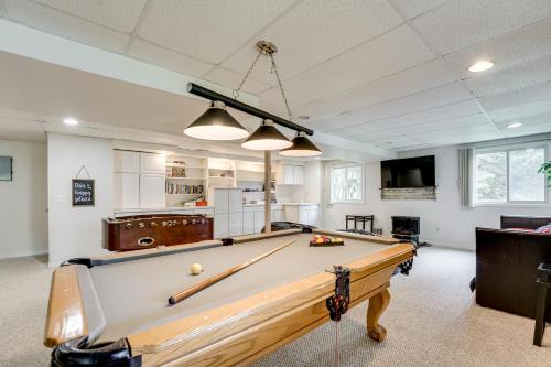 Fotografie z fotogalerie ubytování Game Room and Fire Pit Canal-Front Commerce Home v destinaci Oakley Park