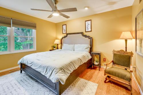 Ένα ή περισσότερα κρεβάτια σε δωμάτιο στο Game Room and Fire Pit Canal-Front Commerce Home
