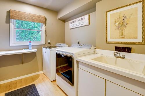 Φωτογραφία από το άλμπουμ του Game Room and Fire Pit Canal-Front Commerce Home σε Oakley Park