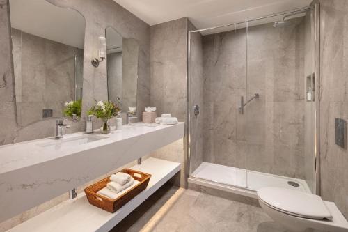 Bilik mandi di Killarney Royal Townhouse