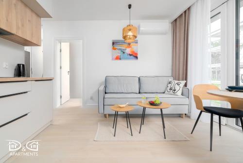 una sala de estar con un sofá y una mesa en Milano 12 D&D Apartments, en Międzywodzie