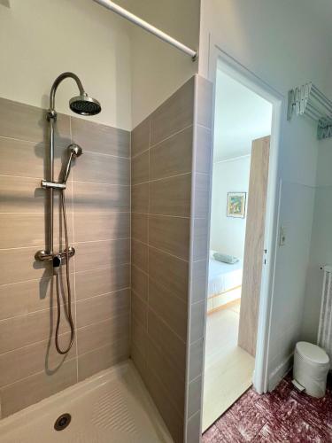 une douche avec une porte vitrée dans une salle de bain dans l'établissement Casa Luz, à Montpellier