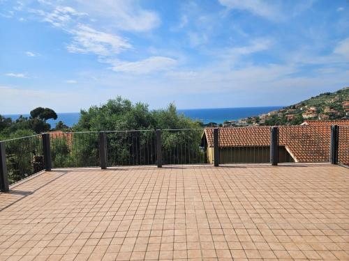 Foto dalla galleria di Between Sky and Sea - Panoramic Terrace with Sea View and Shared Pool, 500m from the Beaches a Imperia