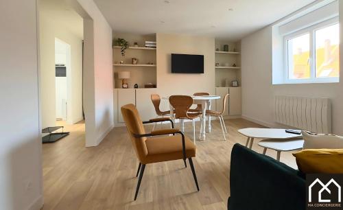 un salon avec une table et des chaises dans l'établissement Harmonie - Premium, Central, 2 chambres & Parking GRATUIT, à Boulogne-sur-Mer