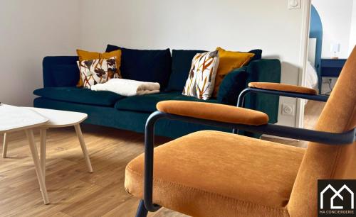 un salon avec un canapé bleu et deux chaises dans l'établissement Harmonie - Premium, Central, 2 chambres & Parking GRATUIT, à Boulogne-sur-Mer