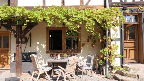 Gallery image of Fachwerkhaus mit rustikalem Weinkeller und Garten, ganze Unterkunft, gute Lage in Laucha