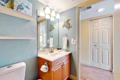 un bagno con lavandino e specchio di Belleair Beach Club 312 a Clearwater Beach