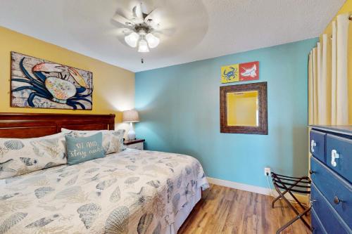 una camera da letto con un letto e una parete blu di Belleair Beach Club 312 a Clearwater Beach