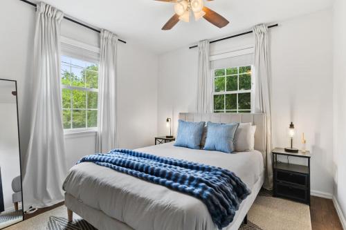Postel nebo postele na pokoji v ubytování Cozy House in Trendy East Nashville with a Patio and Grill