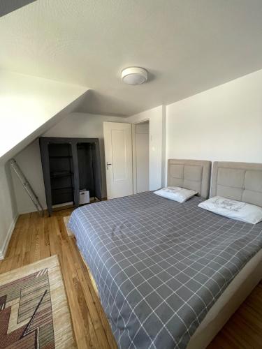 une chambre avec un grand lit avec une couverture bleue dans l'établissement Charmante petite maison, à Bourgheim