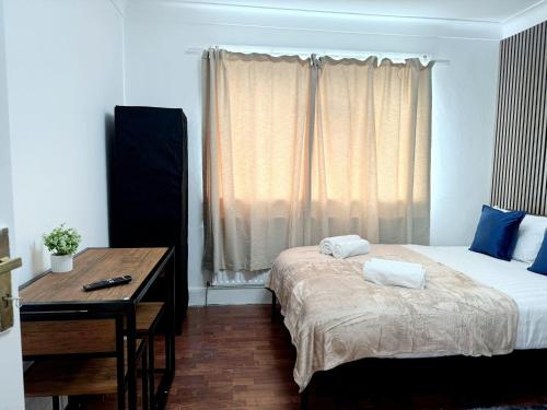 Ένα ή περισσότερα κρεβάτια σε δωμάτιο στο BC-Spacious Quadruple Room in Wembley!