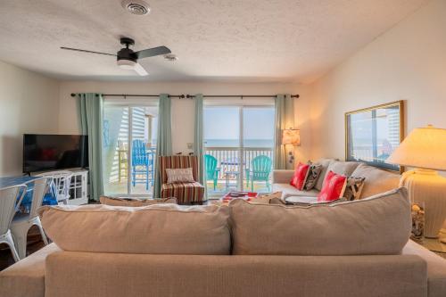 Μια τηλεόραση ή/και κέντρο ψυχαγωγίας στο Oceanfront Condo with 3+ Pools - Ocean Dunes 2006