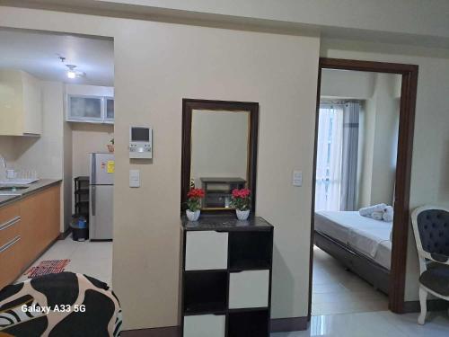 Küche/Küchenzeile in der Unterkunft PALMTREE NEWPORT AND AIRPORT STAYCATION by MRMCONDOTEL