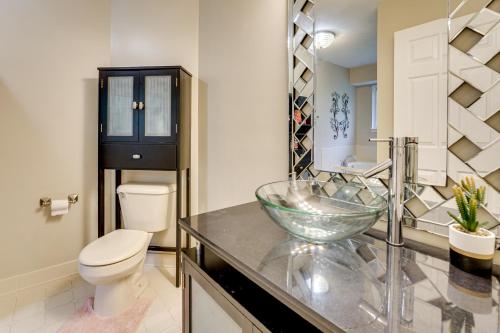 Ένα μπάνιο στο Pets Welcome Convenient Family Home in Westland!