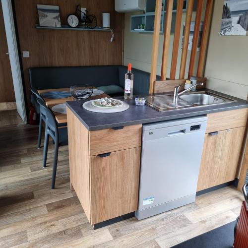 une cuisine avec un évier et un plan de travail dans l'établissement Magnifique Chalet, à La Teste-de-Buch