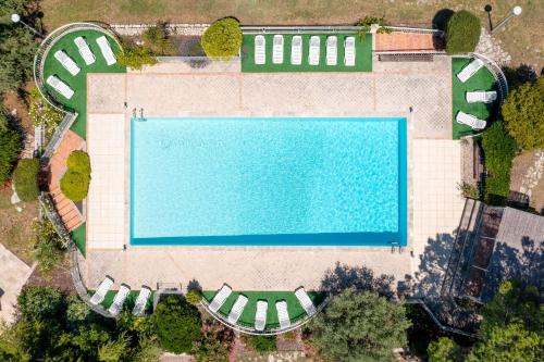 - une vue sur la grande piscine dans l'établissement Provencal house with garden access, à La Roque-sur-Pernes