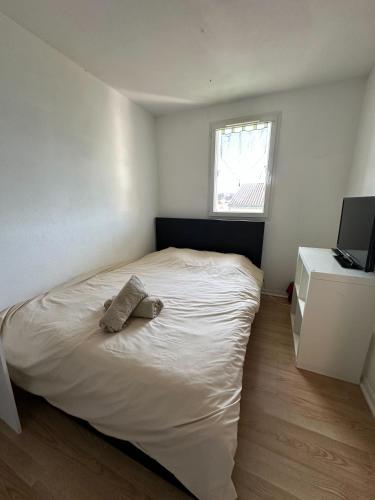 une petite chambre avec un lit et une fenêtre dans l'établissement Ernest-Toulouse - LB - T2 bien placé, à Toulouse