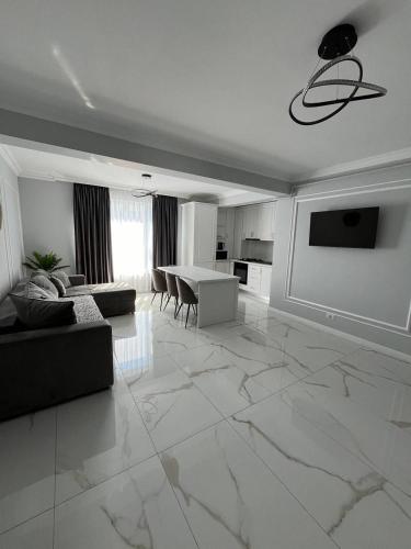a living room with a large marble floor at Dany rent in Rădăuţi