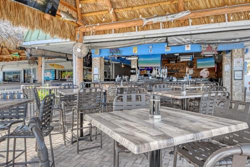Εστιατόριο ή άλλο μέρος για φαγητό στο Waterfront Hotel Room, Huge Pool, Tiki Bar, Beach!