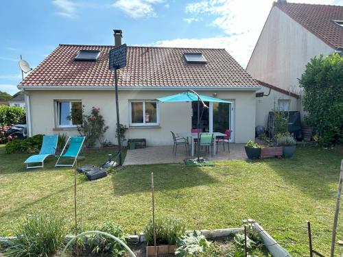 Photo de la galerie de l'établissement maison avec jardin à 5 minutes de la plage, à Équihen-Plage