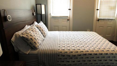 Un dormitorio con una cama con almohadas y una ventana. en 817 Stockton Avenue, Apt 1, en Cape May