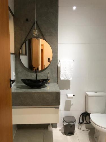 a bathroom with a black sink and a mirror at Casa Lara in Cunha