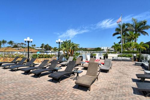 Φωτογραφία από το άλμπουμ του Waterfront Hotel Room, Huge Pool, Tiki Bar, Beach! σε Σεϊρασότα