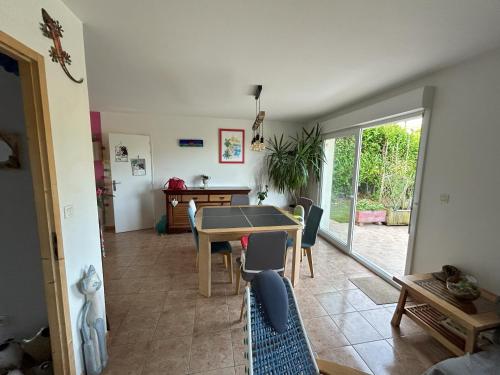 Photo de la galerie de l'établissement maison avec jardin à 5 minutes de la plage, à Équihen-Plage