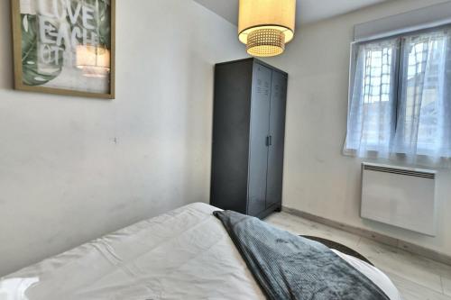 a bedroom with a bed and a black door at Les Apparts du Pont Vert - lit double - WiFi - tout inclus - 6 in Troyes