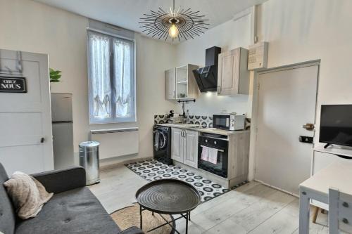- une cuisine avec une cuisinière dans l'établissement Les Apparts du Pont Vert - lit double - WiFi - tout inclus - 6, à Troyes