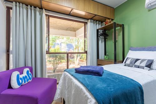 a bedroom with two beds and a window at Estúdio aconchegante e funcional - cama casal ou 2 de solteiro - ar condicionado - wifi - netflix - cozinha in Brasilia