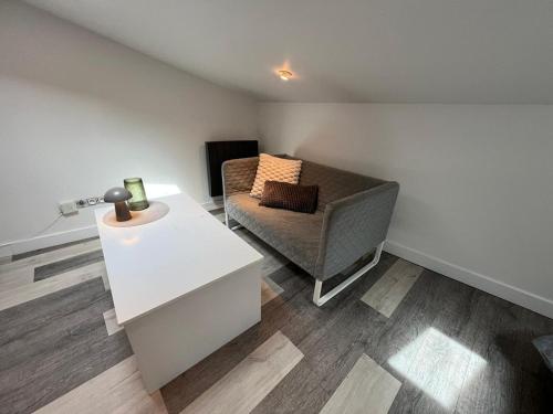 un salon avec un canapé et une table dans l'établissement Hyper center - proche to Matabiau train station, à Toulouse