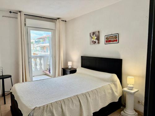 une chambre avec un lit et une grande fenêtre dans l'établissement Beautiful 2-room apartment, à Nice