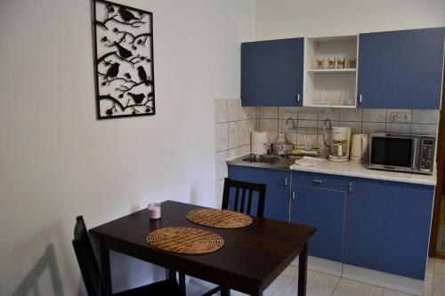 Dapur atau dapur kecil di Tornác Bogláron Apartman
