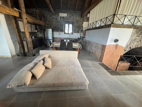 Postel nebo postele na pokoji v ubytování Villa Alessio - Case Vacanza con Piscina sull'Etna