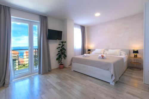 Кровать или кровати в номере Apartments Nataly with FREE PARKING
