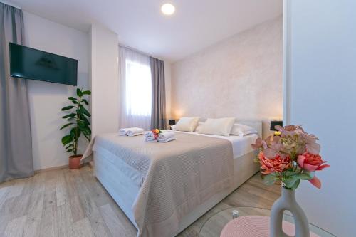 Кровать или кровати в номере Apartments Nataly with FREE PARKING