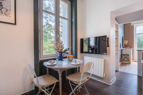 une salle à manger avec une table et des chaises dans l'établissement Appartement Montdeville - Welkeys, à Anglet