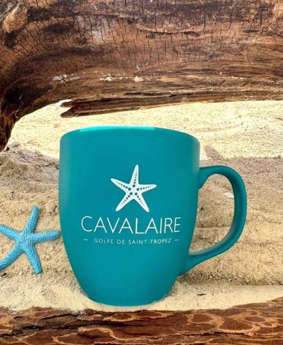 a blue coffee mug on the beach with a starfish at Villa Hirondelles 35 in Cavalaire-sur-Mer