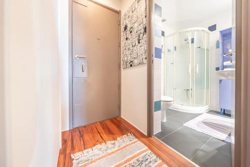 パーソ・デ・アルコスにあるLike-Home Estúdio do Paçoのシャワーとトイレ付きのバスルーム