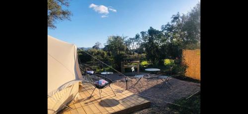 une tente avec des chaises et des tables dans une cour dans l'établissement Le Tipi, à Lecci