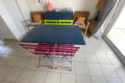 une table et deux chaises dans une pièce dans l'établissement Between Sky and Waves, à Aresquies