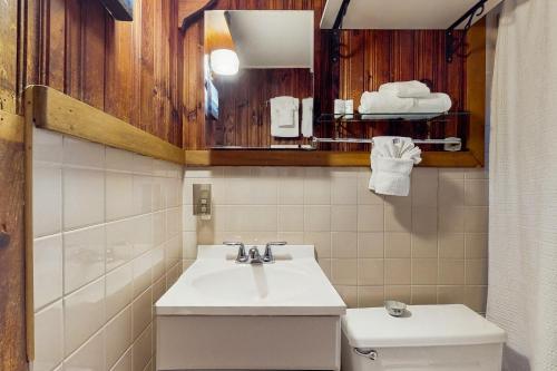 ein Badezimmer mit Waschbecken und Toilette in der Unterkunft Rustic Rockport Cottage in Rockport