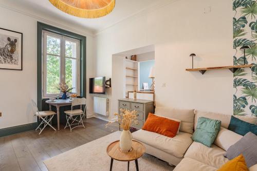 アングレットにあるAppartement Montdeville - Welkeysのソファとテーブルのあるリビングルーム