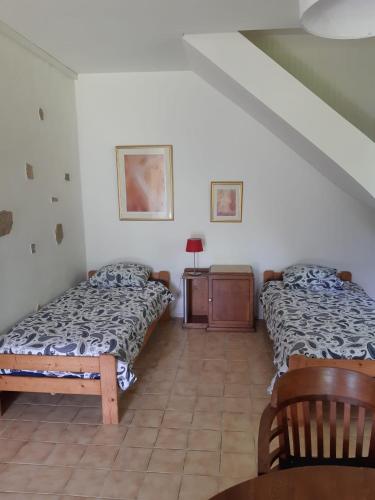 - une chambre avec 2 lits et une commode dans l'établissement Centre Les Labadous, à Rennes-le-Château